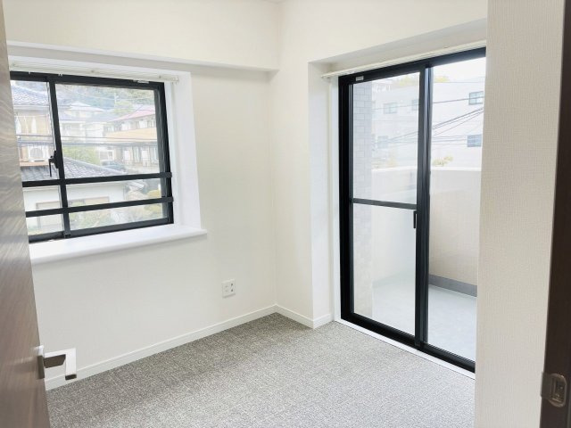 ライオンズマンション京王南大沢の洋室|～バルコニーに面している4.0帖の洋室です　出窓付きで明るいお部屋です～