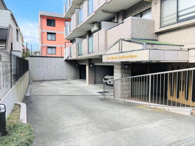 ライオンズマンション京王南大沢のエントランス|～管理形態は全部委託式、キレイにメンテナンスされているマンションです～