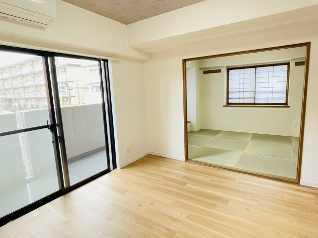 ライオンズマンション京王南大沢の居間・リビング|～11.0帖の明るいLDKで、家族団欒の時間をお過ごし頂けます～