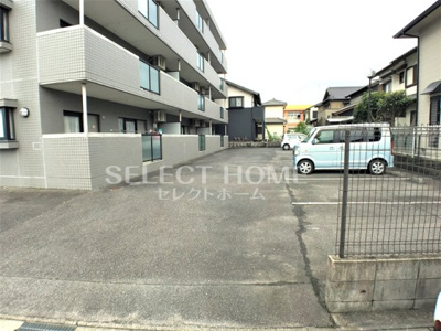 【駐車場】 | ロイヤル柴田 | 駐車場があるので、車を買う予定の方も安心です