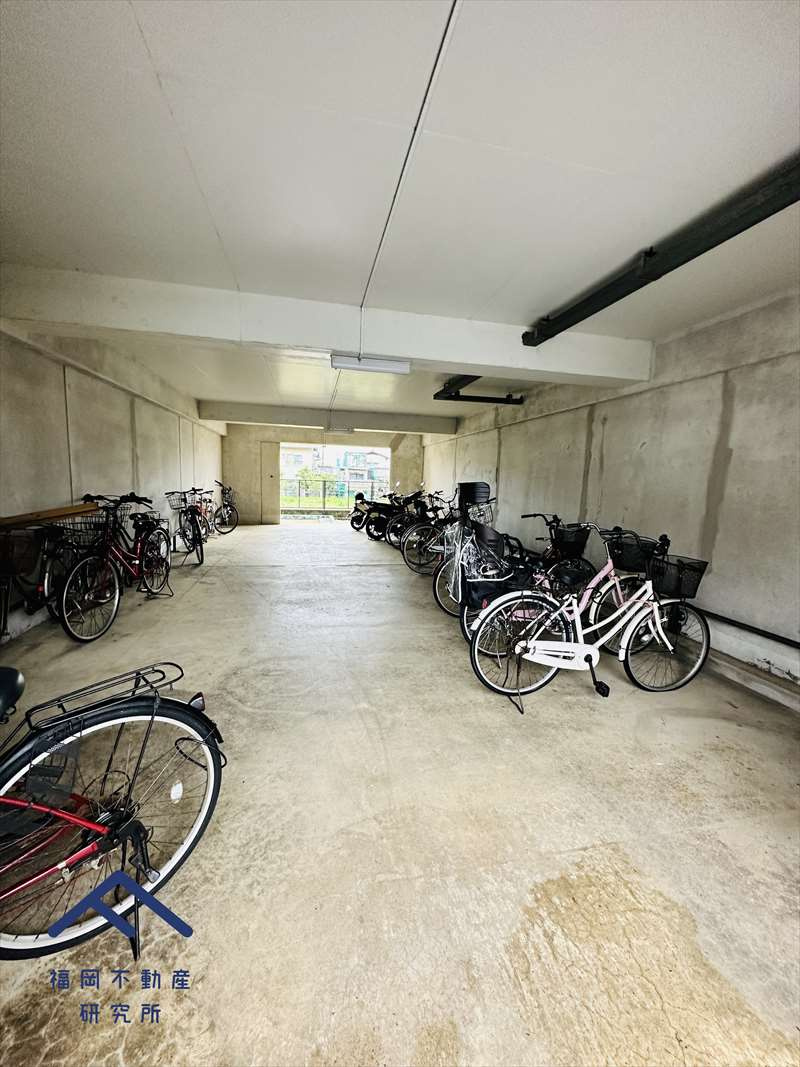 チュリス前原駅西の駐車場