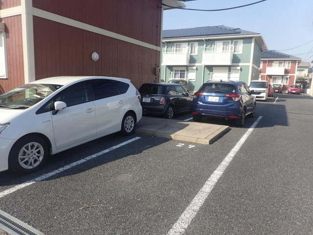 リビングタウン榎戸C棟の駐車場