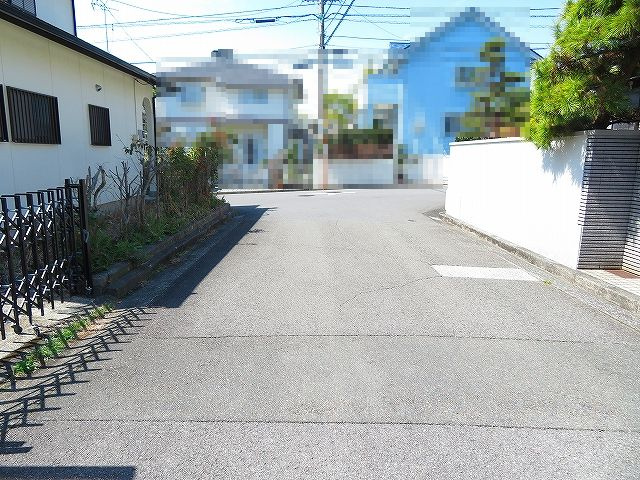 高知市 横浜新町一丁目 中古戸建ての前面道路含む現地写真