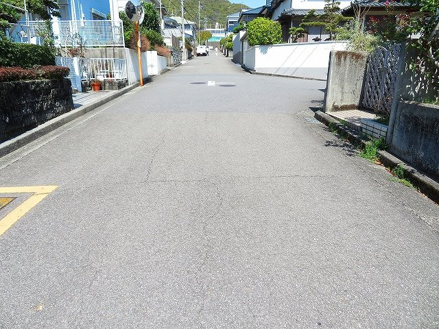 高知市 横浜新町一丁目 中古戸建ての前面道路含む現地写真