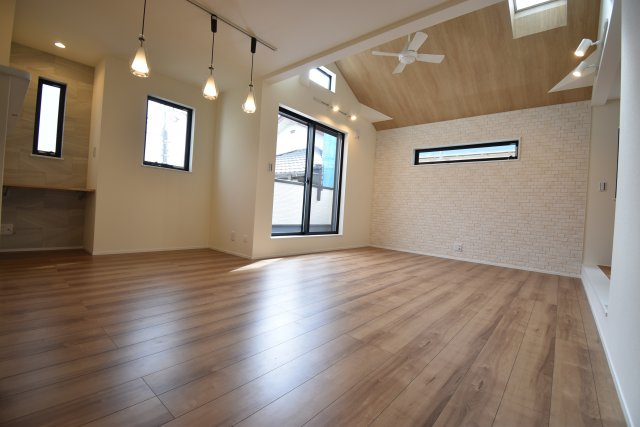 【居間・リビング】 | 久我山1丁目　新築戸建 | 17.3帖のLDKは勾配天井やトップライトで解放的に演出♪♪玄関ホールには手洗いボウルを設置致しました！6帖台のお部屋がふたつある４LDK＋P、ご内覧可能です！