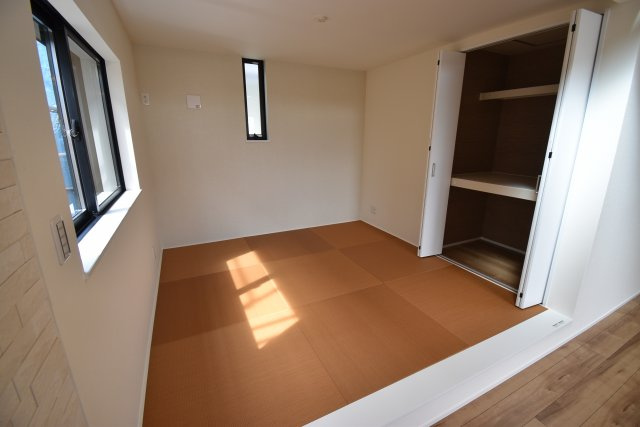 【和室】 | 久我山1丁目　新築戸建 | 17.3帖のLDKは勾配天井やトップライトで解放的に演出♪♪玄関ホールには手洗いボウルを設置致しました！6帖台のお部屋がふたつある４LDK＋P、ご内覧可能です！
