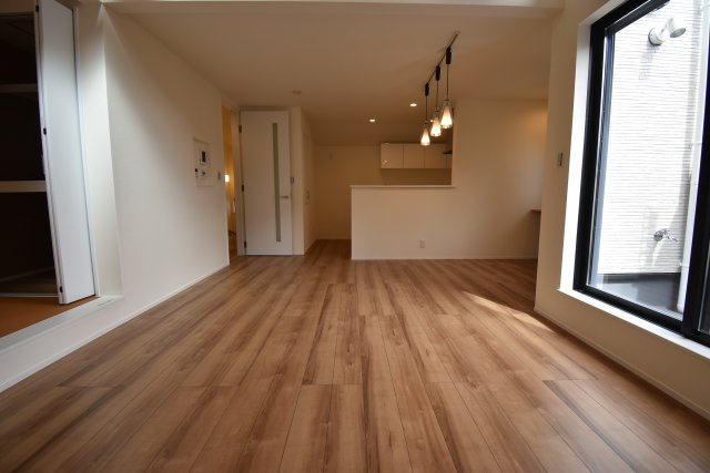 【居間・リビング】 | 久我山1丁目　新築戸建 | 17.3帖のLDKは勾配天井やトップライトで解放的に演出♪♪玄関ホールには手洗いボウルを設置致しました！6帖台のお部屋がふたつある４LDK＋P、ご内覧可能です！