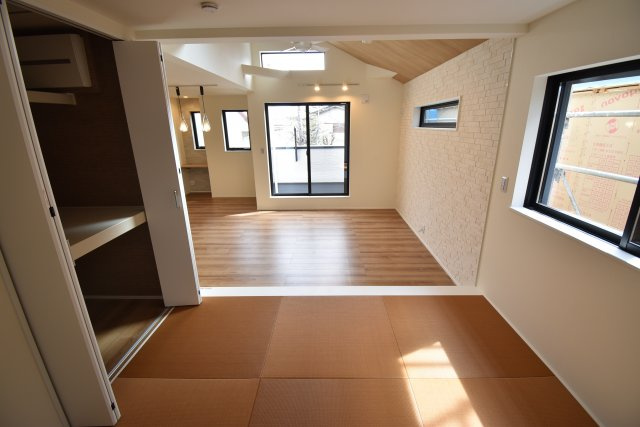 【居間・リビング】 | 久我山1丁目　新築戸建 | 17.3帖のLDKは勾配天井やトップライトで解放的に演出♪♪玄関ホールには手洗いボウルを設置致しました！6帖台のお部屋がふたつある４LDK＋P、ご内覧可能です！