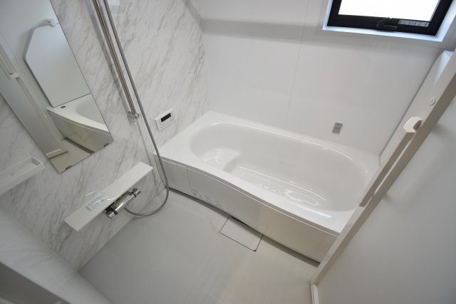 【浴室】 | 久我山1丁目　新築戸建 | 17.3帖のLDKは勾配天井やトップライトで解放的に演出♪♪玄関ホールには手洗いボウルを設置致しました！6帖台のお部屋がふたつある４LDK＋P、ご内覧可能です！