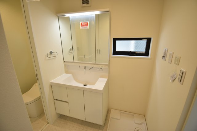 【独立洗面台】 | 久我山1丁目　新築戸建 | 17.3帖のLDKは勾配天井やトップライトで解放的に演出♪♪玄関ホールには手洗いボウルを設置致しました！6帖台のお部屋がふたつある４LDK＋P、ご内覧可能です！