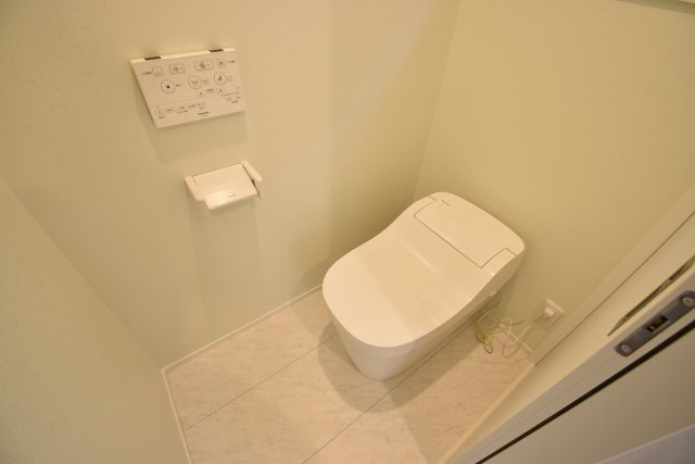 【トイレ】 | 久我山1丁目　新築戸建 | 17.3帖のLDKは勾配天井やトップライトで解放的に演出♪♪玄関ホールには手洗いボウルを設置致しました！6帖台のお部屋がふたつある４LDK＋P、ご内覧可能です！