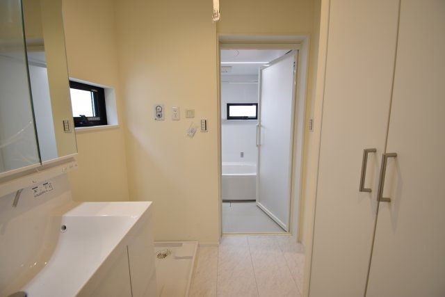 【ランドリースペース】 | 久我山1丁目　新築戸建 | 17.3帖のLDKは勾配天井やトップライトで解放的に演出♪♪玄関ホールには手洗いボウルを設置致しました！6帖台のお部屋がふたつある４LDK＋P、ご内覧可能です！