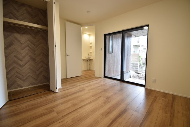 【洋室】 | 久我山1丁目　新築戸建 | 17.3帖のLDKは勾配天井やトップライトで解放的に演出♪♪玄関ホールには手洗いボウルを設置致しました！6帖台のお部屋がふたつある４LDK＋P、ご内覧可能です！