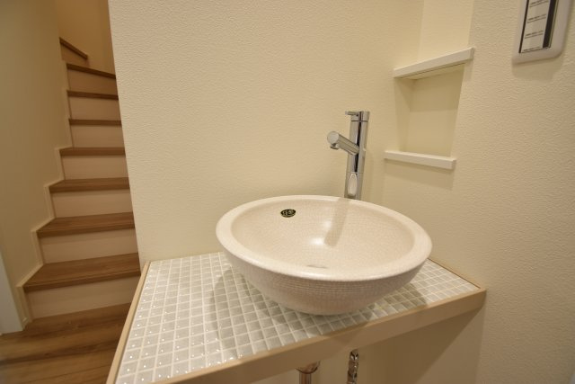 【設備】 | 久我山1丁目　新築戸建 | 17.3帖のLDKは勾配天井やトップライトで解放的に演出♪♪玄関ホールには手洗いボウルを設置致しました！6帖台のお部屋がふたつある４LDK＋P、ご内覧可能です！