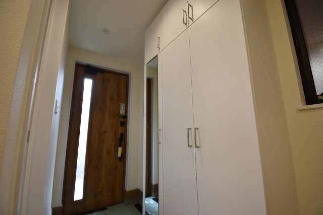 【玄関】 | 久我山1丁目　新築戸建 | 17.3帖のLDKは勾配天井やトップライトで解放的に演出♪♪玄関ホールには手洗いボウルを設置致しました！6帖台のお部屋がふたつある４LDK＋P、ご内覧可能です！