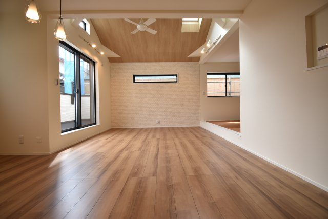 【居間・リビング】 | 久我山1丁目　新築戸建 | 17.3帖のLDKは勾配天井やトップライトで解放的に演出♪♪玄関ホールには手洗いボウルを設置致しました！6帖台のお部屋がふたつある４LDK＋P、ご内覧可能です！