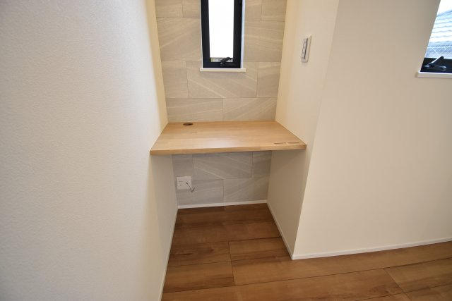 【居間・リビング】 | 久我山1丁目　新築戸建 | 17.3帖のLDKは勾配天井やトップライトで解放的に演出♪♪玄関ホールには手洗いボウルを設置致しました！6帖台のお部屋がふたつある４LDK＋P、ご内覧可能です！