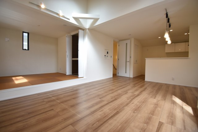 【居間・リビング】 | 久我山1丁目　新築戸建 | 17.3帖のLDKは勾配天井やトップライトで解放的に演出♪♪玄関ホールには手洗いボウルを設置致しました！6帖台のお部屋がふたつある４LDK＋P、ご内覧可能です！