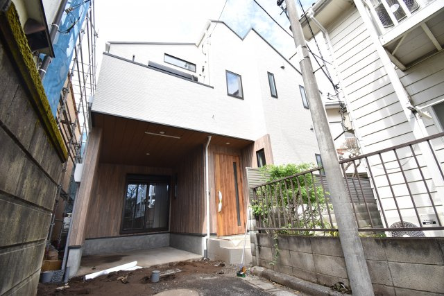 【外観】 | 久我山1丁目　新築戸建 | 17.3帖のLDKは勾配天井やトップライトで解放的に演出♪♪玄関ホールには手洗いボウルを設置致しました！6帖台のお部屋がふたつある４LDK＋P、ご内覧可能です！