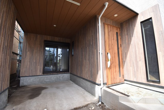 【玄関】 | 久我山1丁目　新築戸建 | 17.3帖のLDKは勾配天井やトップライトで解放的に演出♪♪玄関ホールには手洗いボウルを設置致しました！6帖台のお部屋がふたつある４LDK＋P、ご内覧可能です！