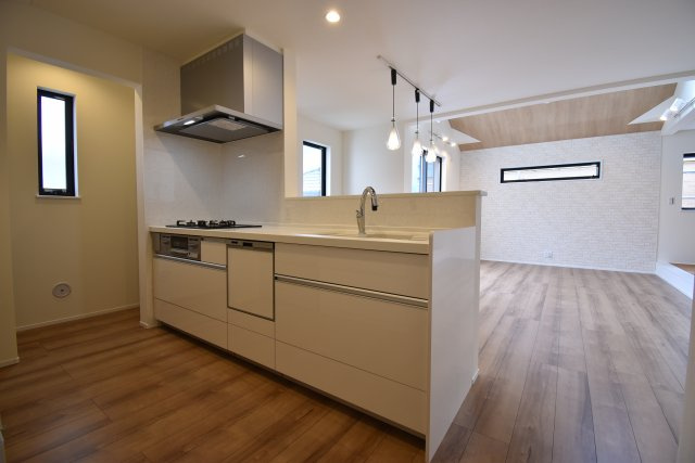 【キッチン】 | 久我山1丁目　新築戸建 | 17.3帖のLDKは勾配天井やトップライトで解放的に演出♪♪玄関ホールには手洗いボウルを設置致しました！6帖台のお部屋がふたつある４LDK＋P、ご内覧可能です！