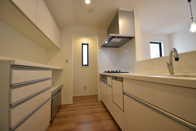 【キッチン】 | 久我山1丁目　新築戸建 | 17.3帖のLDKは勾配天井やトップライトで解放的に演出♪♪玄関ホールには手洗いボウルを設置致しました！6帖台のお部屋がふたつある４LDK＋P、ご内覧可能です！