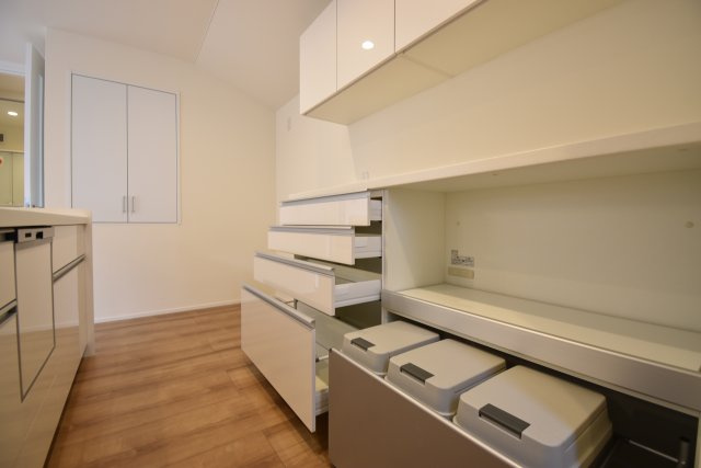 【キッチン】 | 久我山1丁目　新築戸建 | 17.3帖のLDKは勾配天井やトップライトで解放的に演出♪♪玄関ホールには手洗いボウルを設置致しました！6帖台のお部屋がふたつある４LDK＋P、ご内覧可能です！