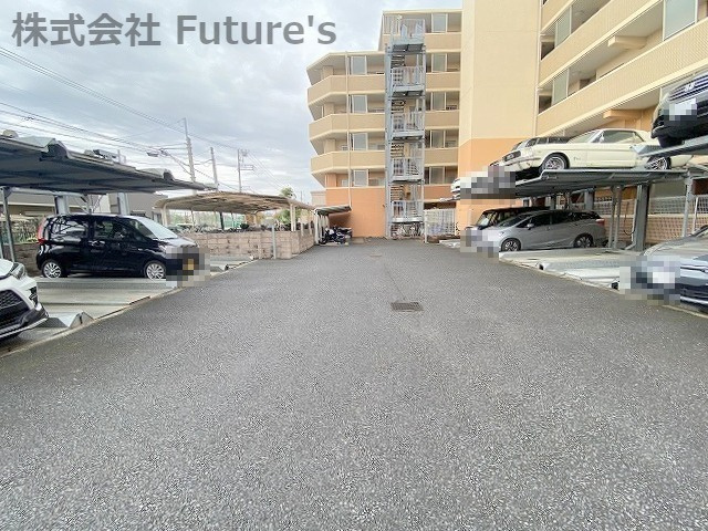 サンクレイドル吉川イヴェールの駐車場|敷地内駐車場