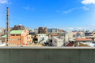 【展望】 | 【 View 】
木の暖かさをより感じさせてくれる太陽の光、一日の始まりを心地よく演出してくれます。窓から入る気持ちのいい風で、活力がみなぎることでしょう。