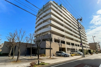 【外観】 | 【 Appearance 】
存在感のある建物は、居住者の拠点としてずっと価値を持ち続ける。今もそこでじっと佇み、居住者の安全や安心を守ってくれています。