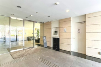 【エントランス】 | 【 Entrance 】
居住者の帰りを最初に待っていてくれるエントランス。その壮大な佇まいとは裏腹に、入ると静寂な空間が続いています。プライベートがしっかりと守られている証です。