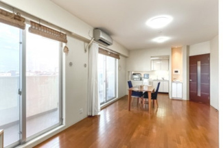 【外観】 | 【 Living　room 】
木の暖かさを感じられ、団欒とした生活を送ることができるリビングルーム。気持ちのいい日の光の下、ゆっくりとしたくつろげる時間を楽しみませんか？