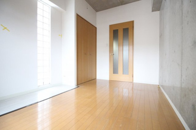 【内装】 | ピッコロモンド | 洋室6帖　一度は憧れるコンクリート打ちっぱなし♪