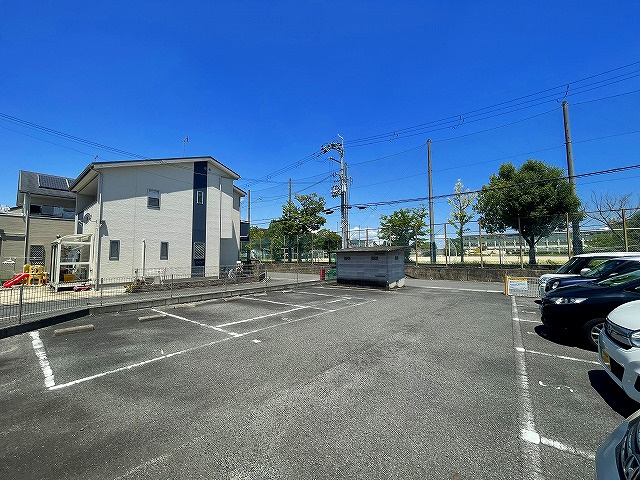 出合モータープールの外観