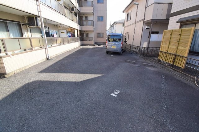 メゾンアンパーの駐車場