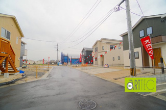 【前面道路含む現地写真】 | 【前面道路】
前面道路は毎日の駐車の出し入れで大事なポイントです！
車種によっても便利・不便がありますのでご確認ください♪