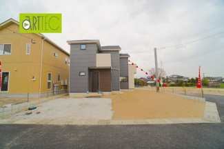 【駐車場】 | 【駐車スペース】
日々の暮らしにマイカーが必要。そんな方は物件の購入条件に駐車場は必須です。通勤に、家族のお迎えに、お買物に、おでかけに、クルマライフを楽しみたい方に。