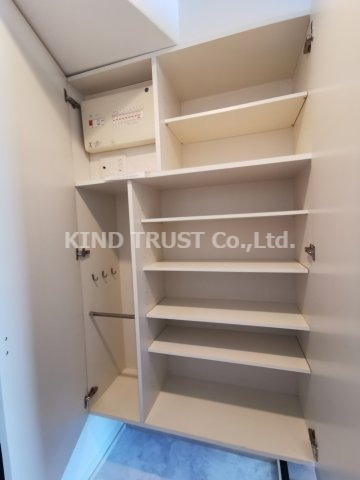 リバープレイス梅田北の玄関|収納もある玄関です