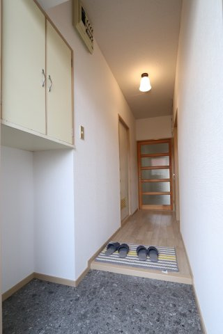 明正雅ハイツの玄関|収納もある玄関です