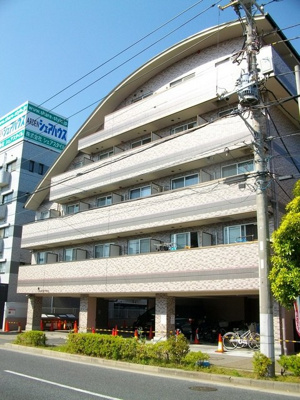 ５階建て鉄骨マンションです