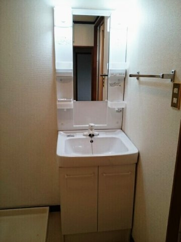 サンハイム梓の洗面所|明るい洗面所です