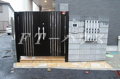 千葉市花見川区検見川町１丁目のアパートのエントランス