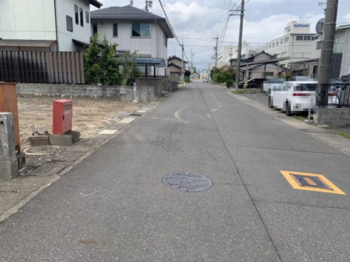 土地　竹鼻町狐穴の前面道路含む現地写真|北前面道路　東から