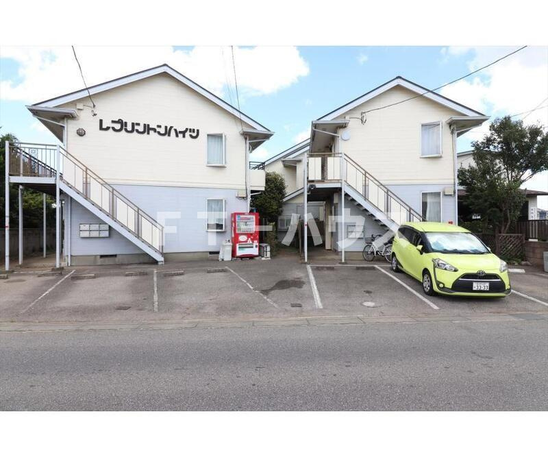 レプリントンハイツＡ棟の駐車場