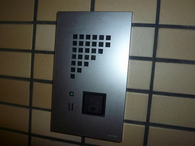 【外観】 | ロマネスク西新オレンジ通り | その他共有部分：モニター付オートロック     （2023年2月撮影）
