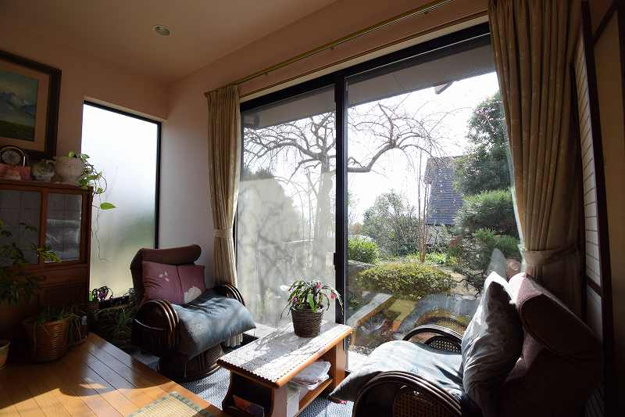 【居間・リビング】 | 大室高原別荘地　戸建 | リビングダイニングにある畳スペース