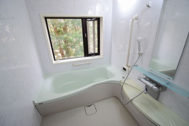 【浴室】 | 大室高原別荘地　戸建 | 明るく寛げる広いお風呂です