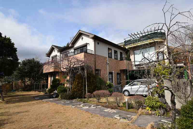 【外観】 | 大室高原別荘地　戸建 | 住友信業施工の重厚な建物です。右手に増築部分があります。