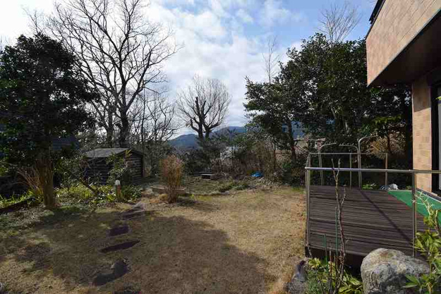 【庭】 | 大室高原別荘地　戸建 | 良く手入れされたお庭が魅力です。