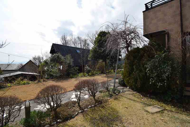 【庭】 | 大室高原別荘地　戸建 | お庭の先は海が望めます。